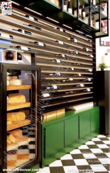 Vitrina refrigerada personalizada de queijo com o sistema frigorífico montado no local pela Refrinovar.