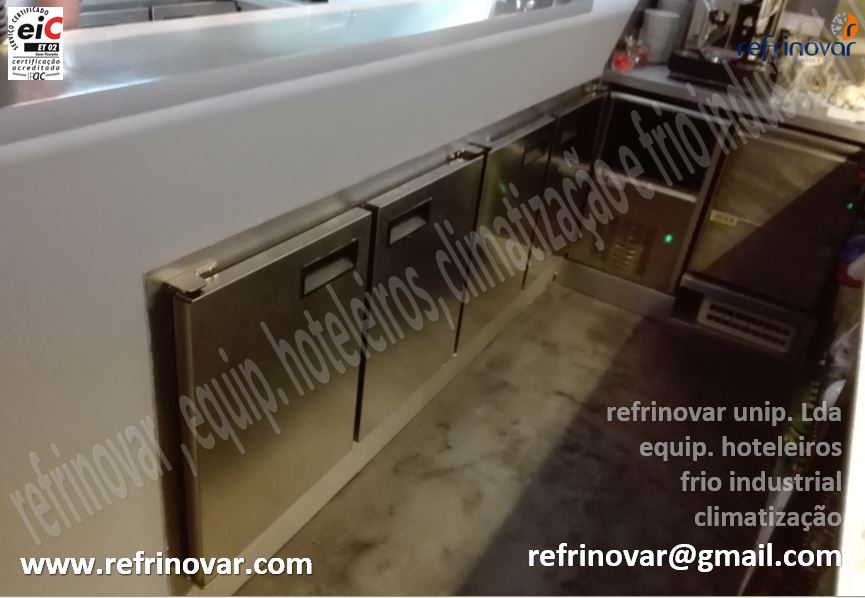 Enquadramento de uma bancada refrigerada ventilada para bebidas revestida pelos serviços decorativos do pessoal da obra